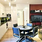 Apartment Modern 2 Bedroom In The Centre *
